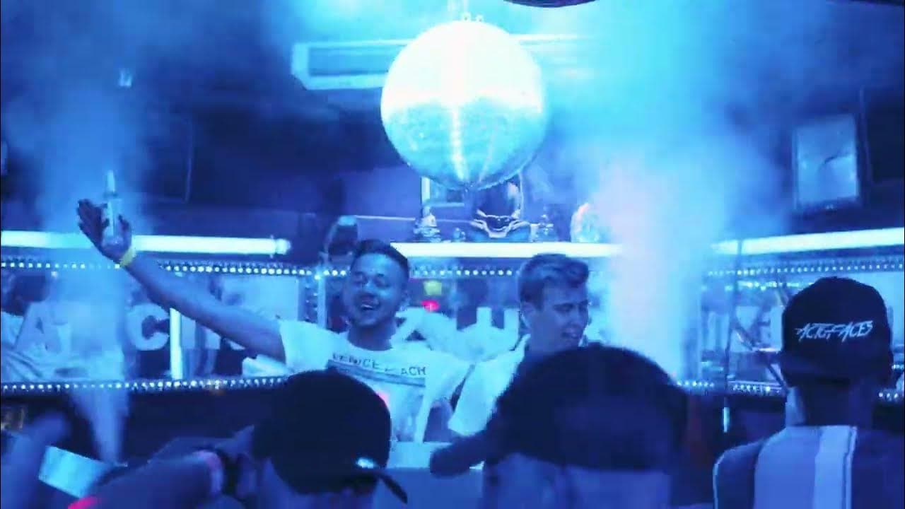 Tanzende Gäste unter der Discokugel